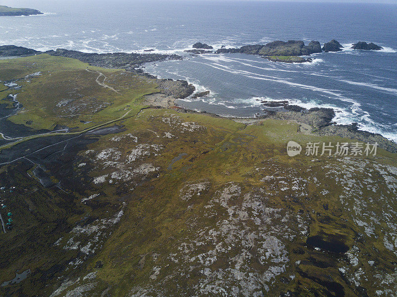 鸟瞰图Inishbofin，野生大西洋方式，Co. Galway，爱尔兰。